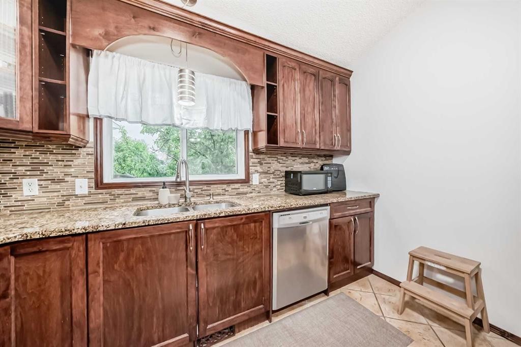 16 Martinridge Way, Calgary, AB