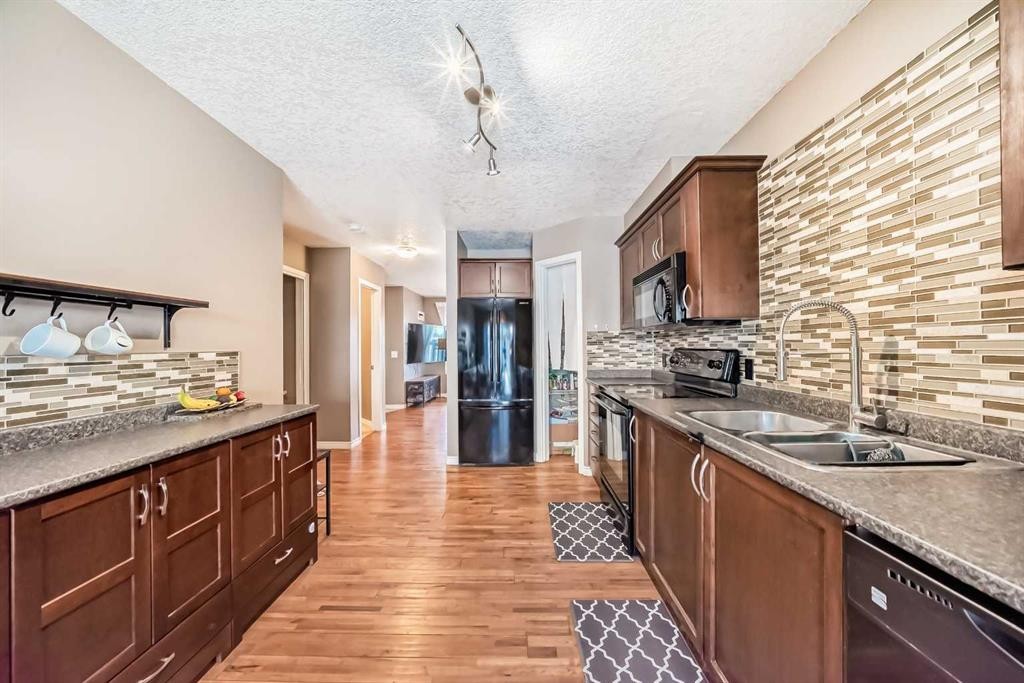 173 Eversyde Common Sw, Calgary, AB - Indoor Photo Showing Kitchen With Double Sink With Upgraded Kitchen