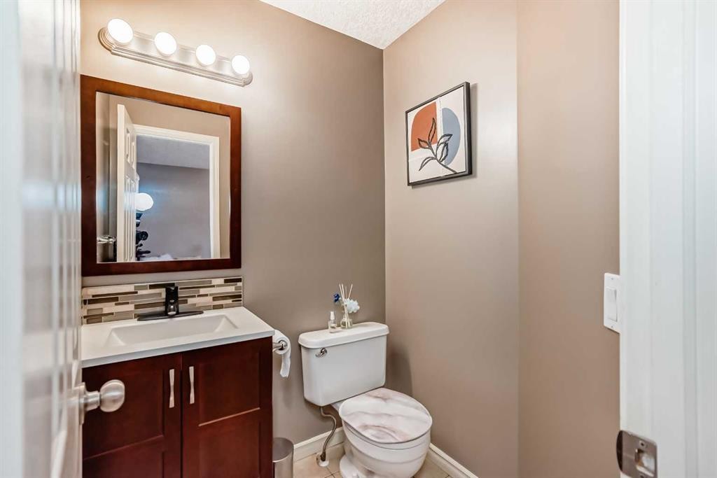 173 Eversyde Common Sw, Calgary, AB - Indoor Photo Showing Bathroom