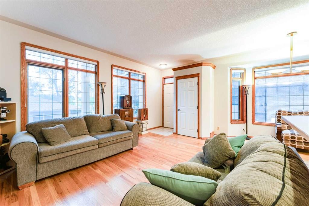 256 43 Avenue Nw, Calgary, AB - Indoor Photo Showing Living Room