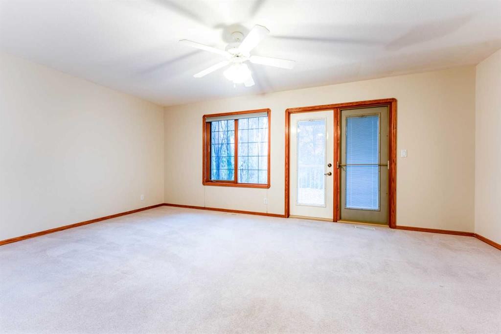 256 43 Avenue Nw, Calgary, AB - Indoor Photo Showing Other Room
