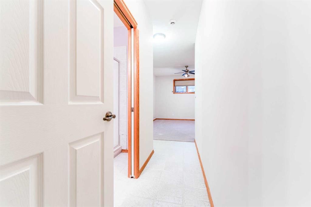256 43 Avenue Nw, Calgary, AB - Indoor Photo Showing Other Room
