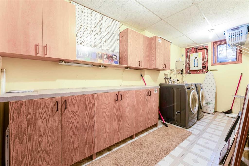 256 43 Avenue Nw, Calgary, AB - Indoor Photo Showing Laundry Room