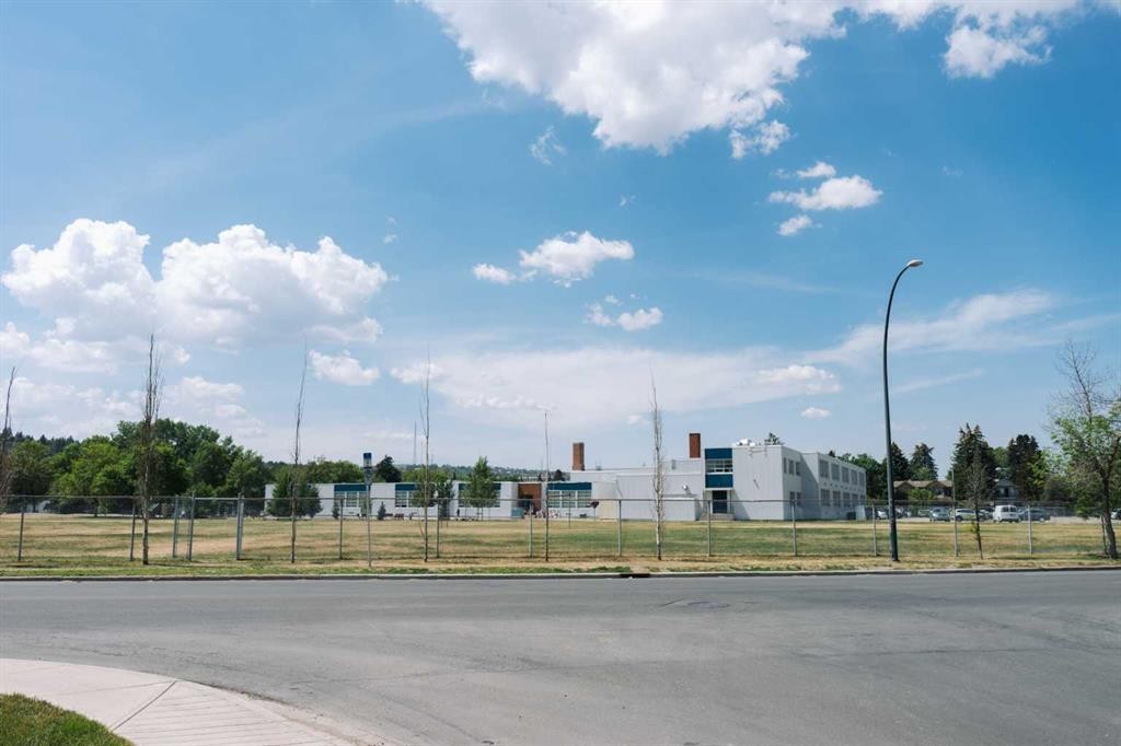 2716 3 Avenue Nw, Calgary, AB