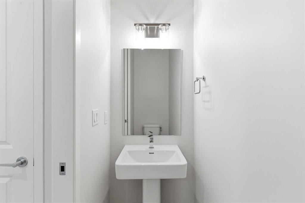 53 Snowberry Common Se, Calgary, AB - Indoor Photo Showing Bathroom