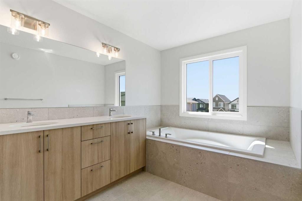 53 Snowberry Common Se, Calgary, AB - Indoor Photo Showing Bathroom