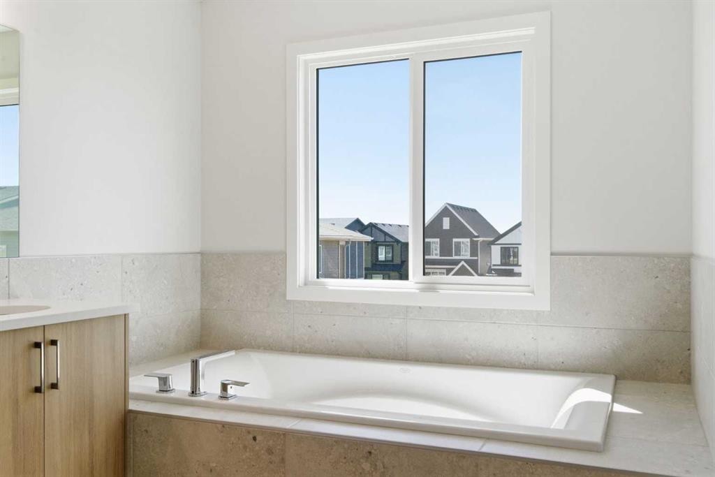 53 Snowberry Common Se, Calgary, AB - Indoor Photo Showing Bathroom