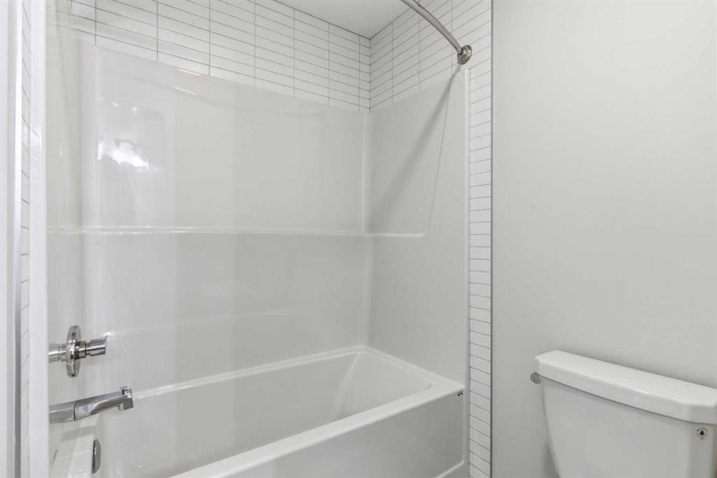 53 Snowberry Common Se, Calgary, AB - Indoor Photo Showing Bathroom