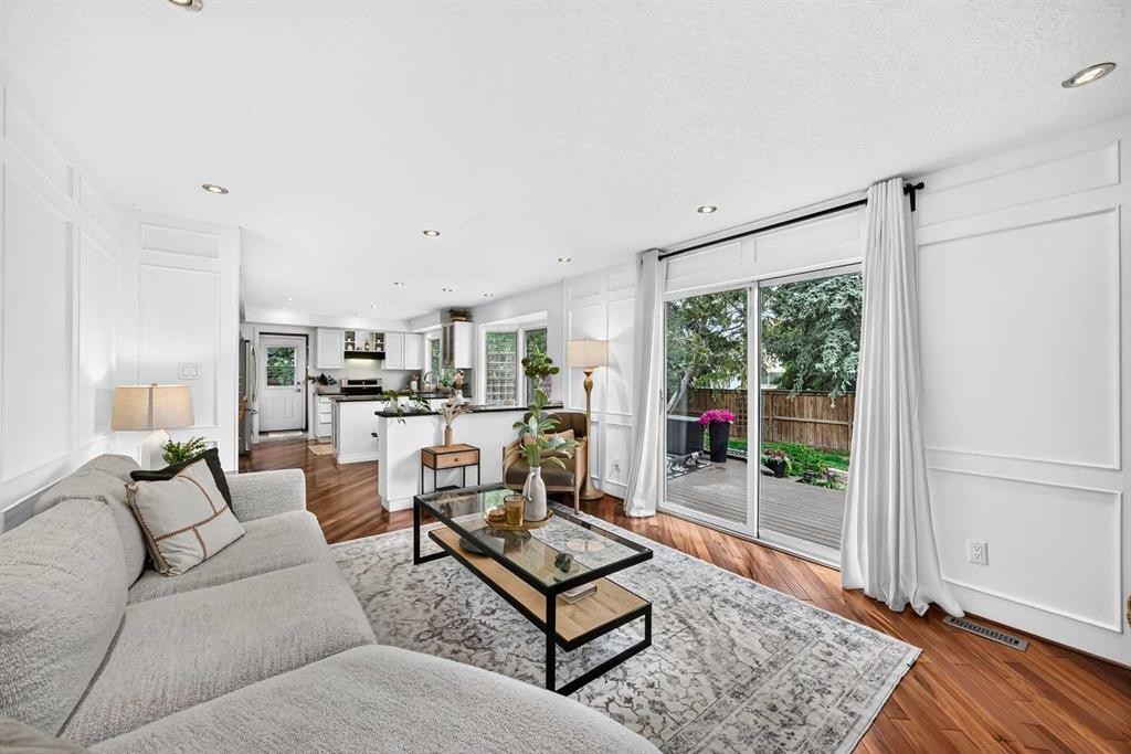 28 Woodmont Place Sw, Calgary, AB - Indoor Photo Showing Living Room