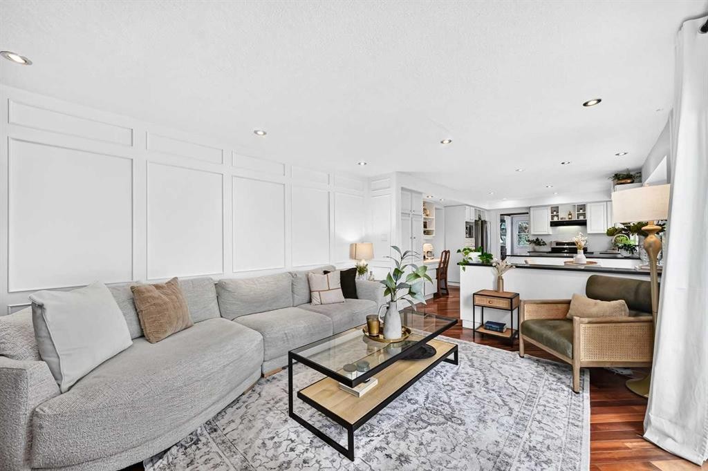 28 Woodmont Place Sw, Calgary, AB - Indoor Photo Showing Living Room