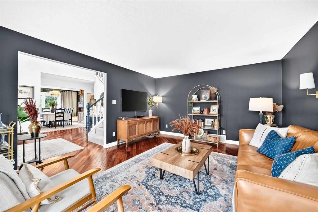 28 Woodmont Place Sw, Calgary, AB - Indoor Photo Showing Living Room