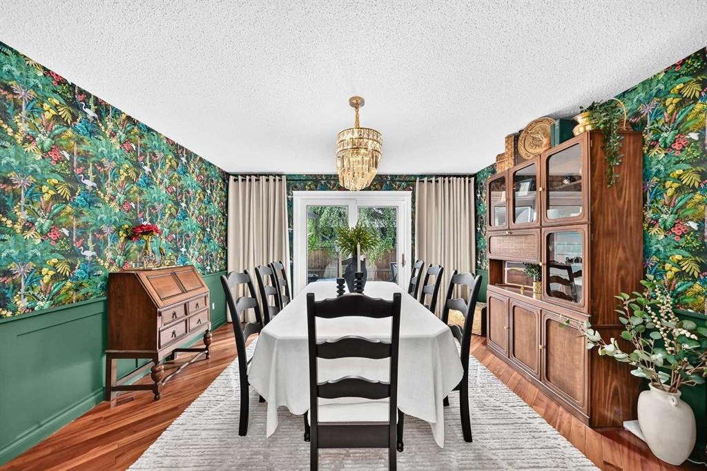 28 Woodmont Place Sw, Calgary, AB - Indoor Photo Showing Dining Room