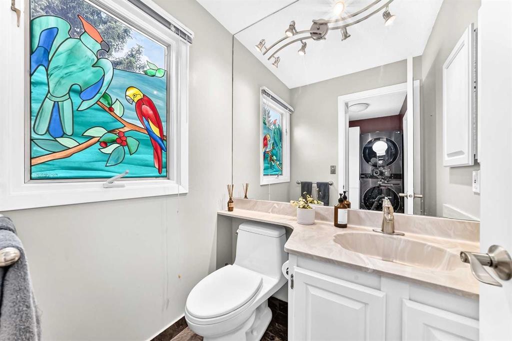 28 Woodmont Place Sw, Calgary, AB - Indoor Photo Showing Bathroom