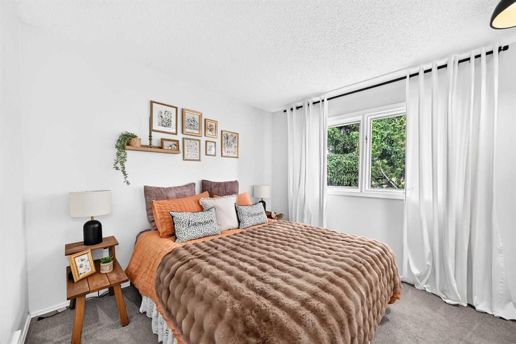 28 Woodmont Place Sw, Calgary, AB - Indoor Photo Showing Bedroom