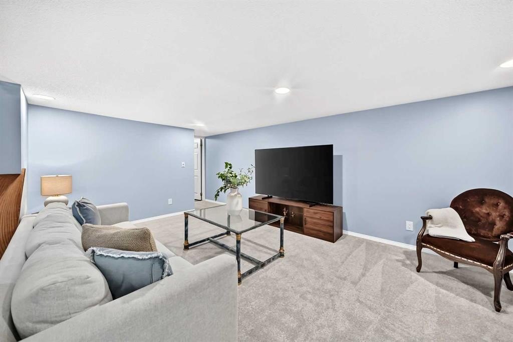 28 Woodmont Place Sw, Calgary, AB - Indoor