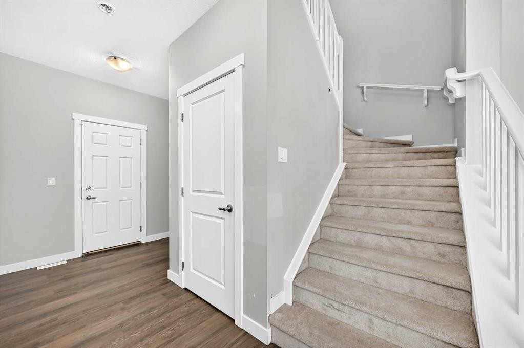 110 Crestbrook Way Sw, Calgary, AB
