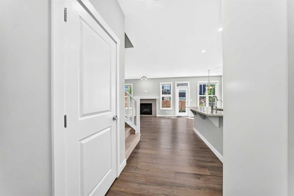 110 Crestbrook Way Sw, Calgary, AB