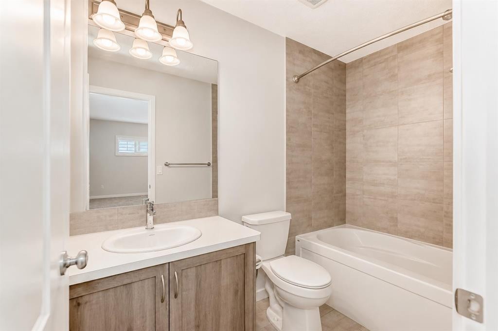 571 Seton Circle Se, Calgary, AB - Indoor Photo Showing Bathroom