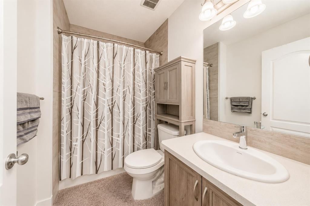 571 Seton Circle Se, Calgary, AB - Indoor Photo Showing Bathroom