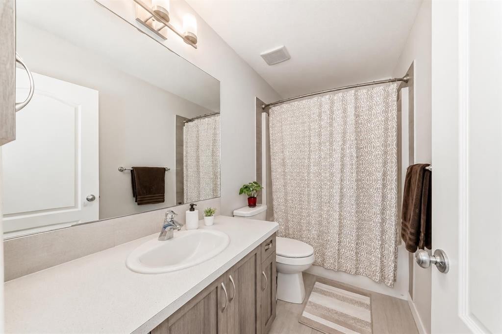 535 Seton Circle Se, Calgary, AB - Indoor Photo Showing Bathroom