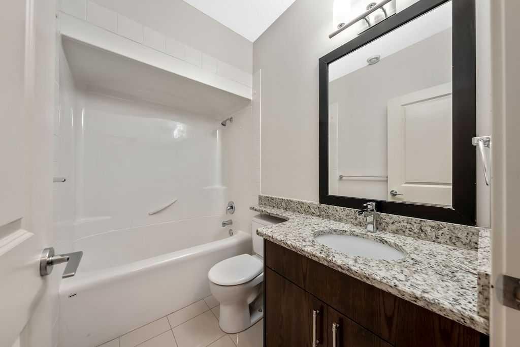 1136 17 Avenue Nw, Calgary, AB