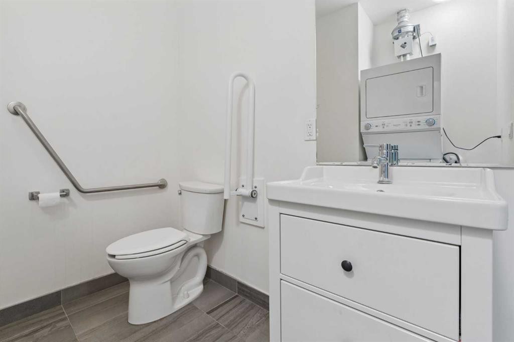 302-2505 17 Avenue Sw, Calgary, AB - Indoor Photo Showing Bathroom