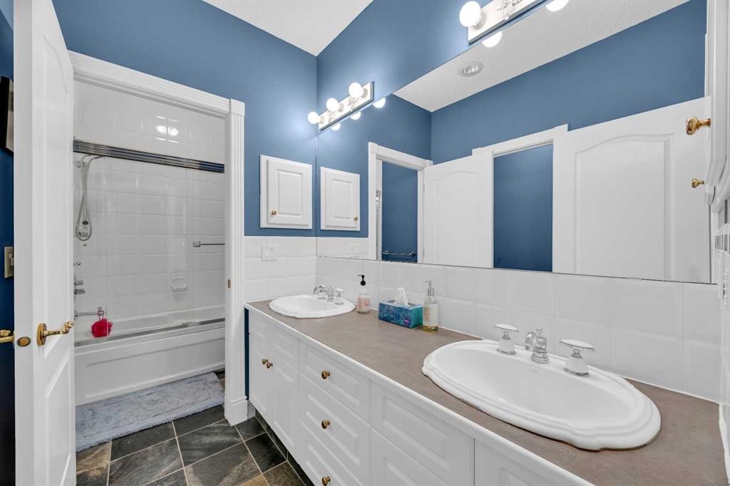216 Evergreen Heath Sw, Calgary, AB - Indoor Photo Showing Bathroom