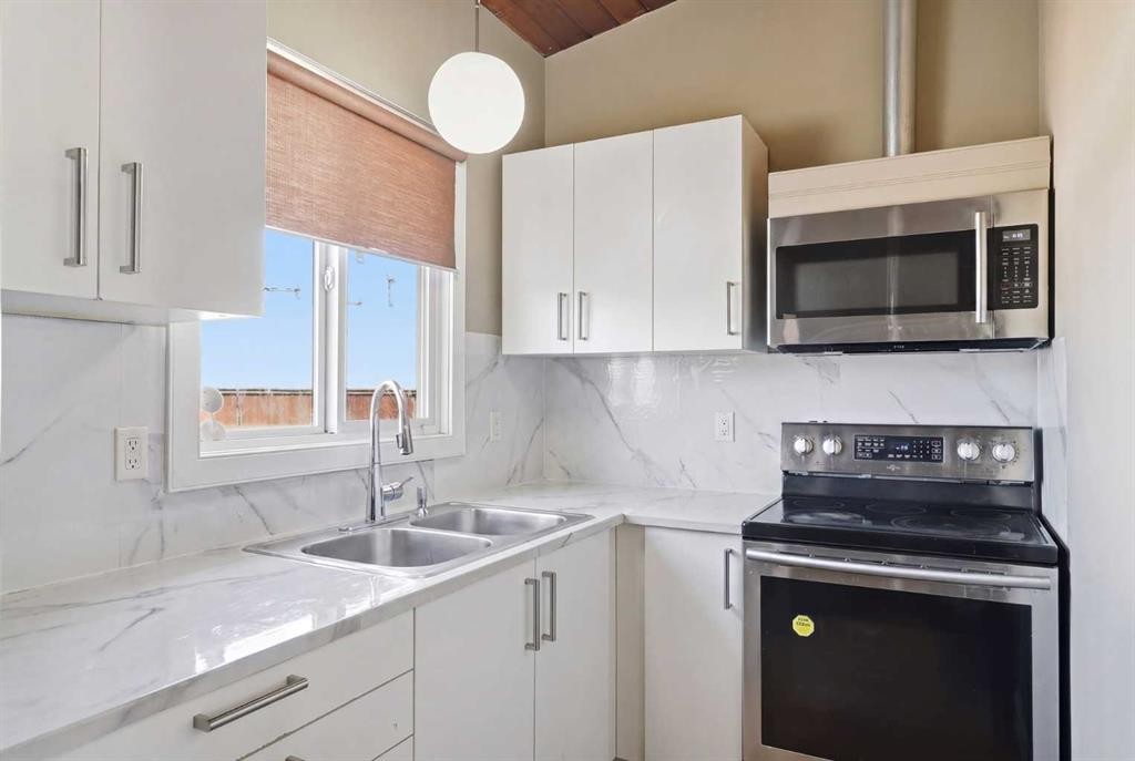 416 Pinemont Gate Ne, Calgary, AB - Indoor Photo Showing Kitchen With Double Sink
