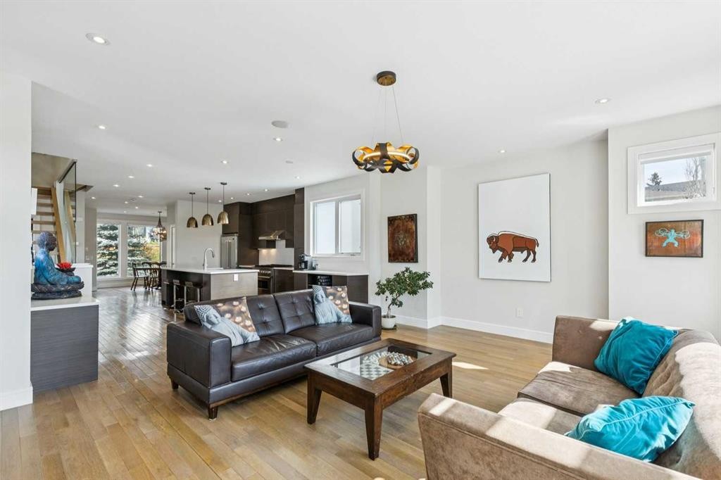911 Drury Avenue Ne, Calgary, AB - Indoor Photo Showing Living Room