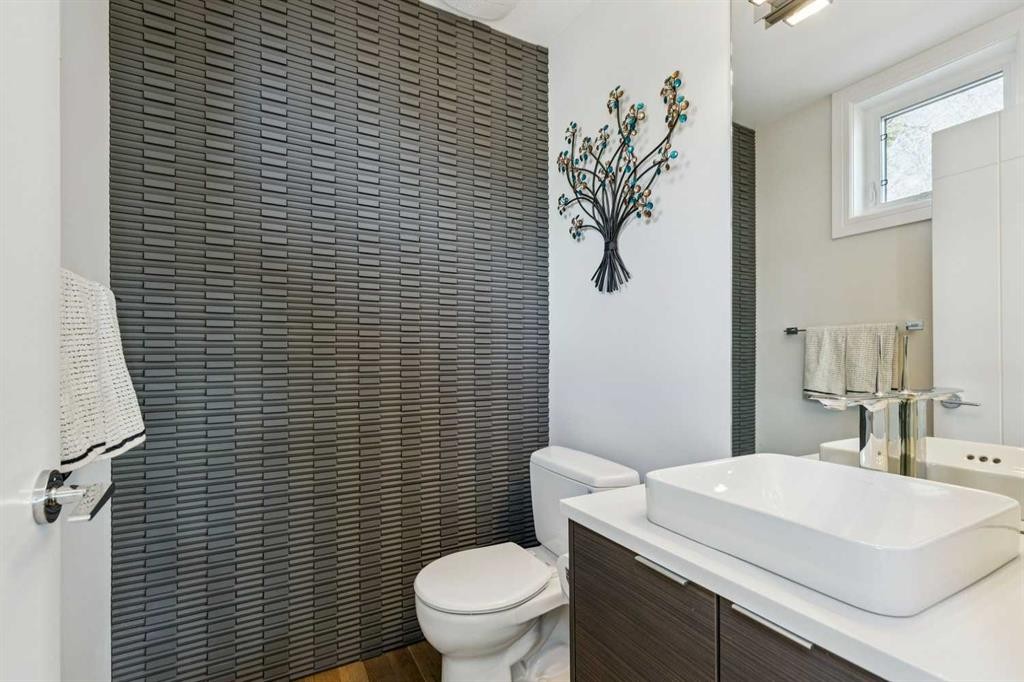 911 Drury Avenue Ne, Calgary, AB - Indoor Photo Showing Bathroom