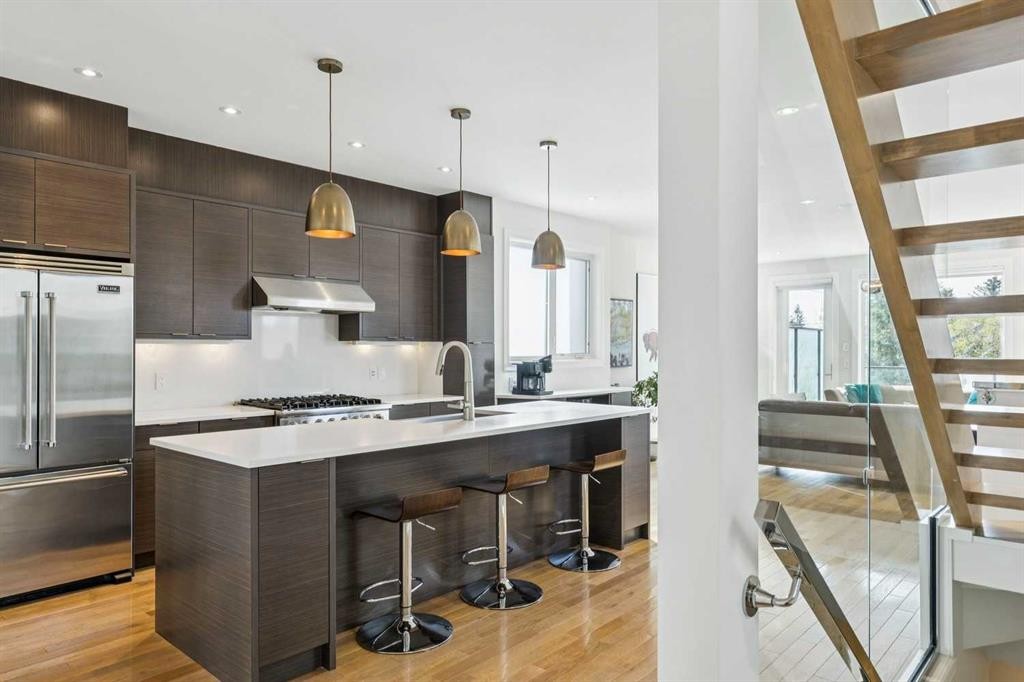 911 Drury Avenue Ne, Calgary, AB - Indoor Photo Showing Kitchen With Upgraded Kitchen