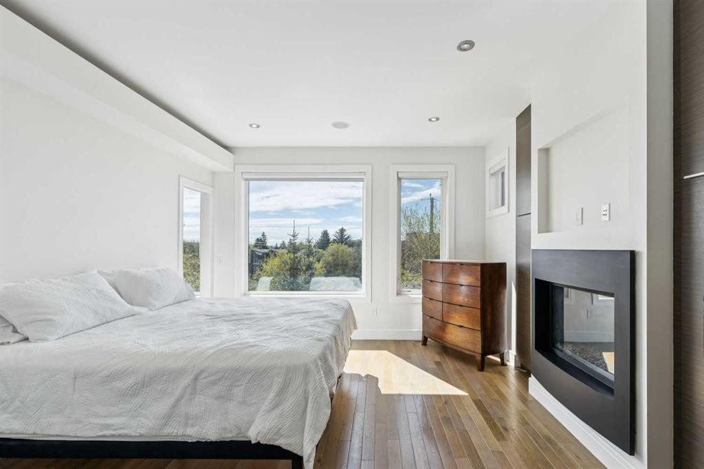 911 Drury Avenue Ne, Calgary, AB - Indoor Photo Showing Bedroom
