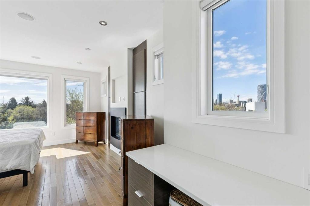 911 Drury Avenue Ne, Calgary, AB - Indoor Photo Showing Bedroom