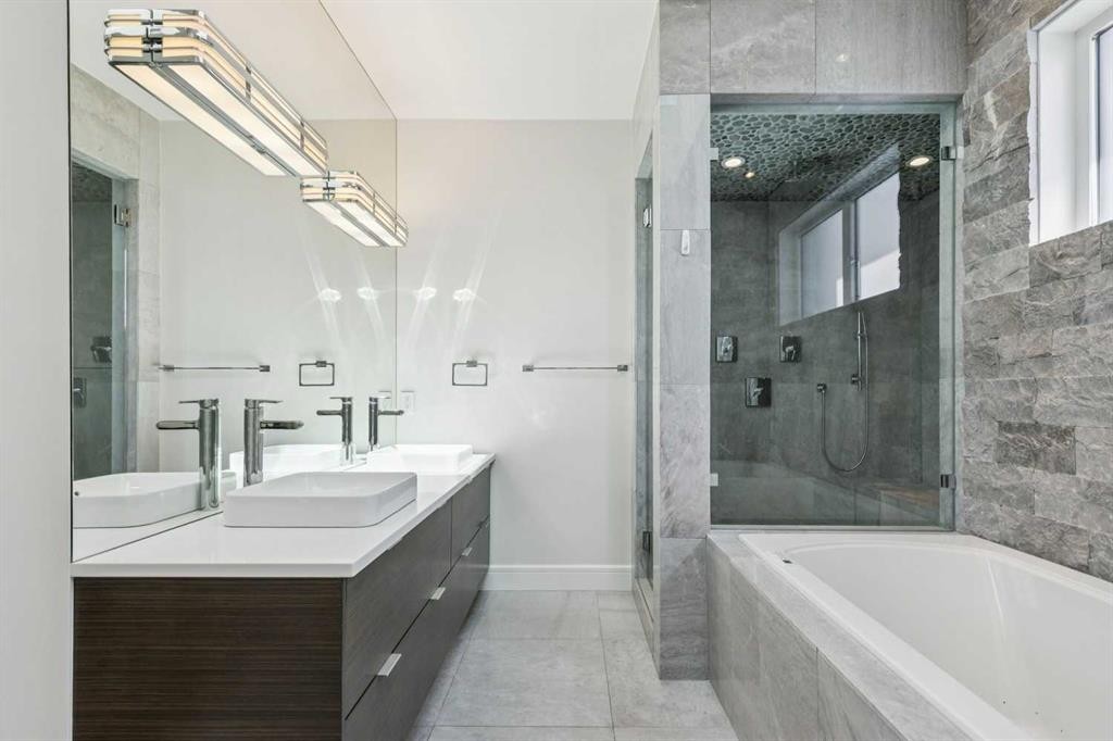 911 Drury Avenue Ne, Calgary, AB - Indoor Photo Showing Bathroom