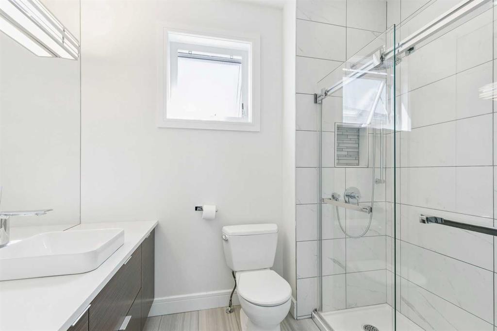 911 Drury Avenue Ne, Calgary, AB - Indoor Photo Showing Bathroom