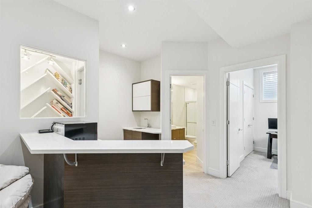 911 Drury Avenue Ne, Calgary, AB - Indoor Photo Showing Other Room