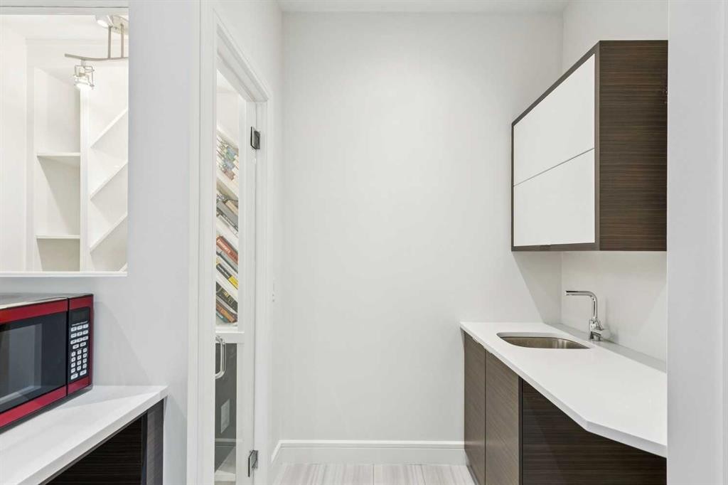 911 Drury Avenue Ne, Calgary, AB - Indoor