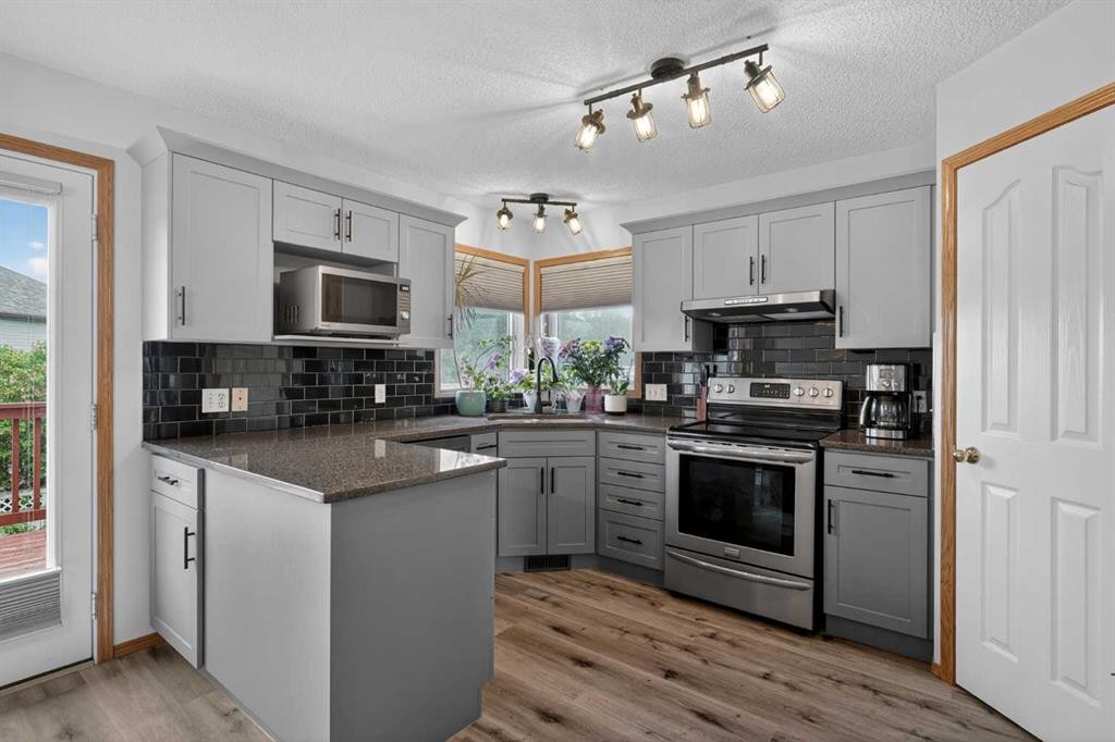 84 Hidden Spring Close Nw, Calgary, AB