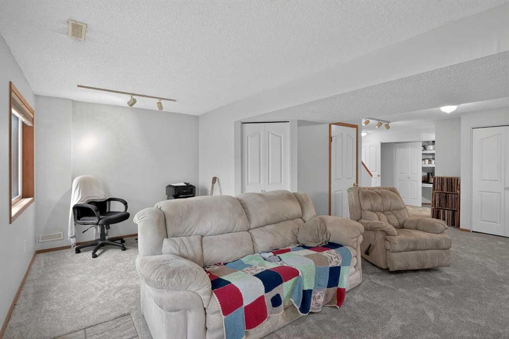 84 Hidden Spring Close Nw, Calgary, AB
