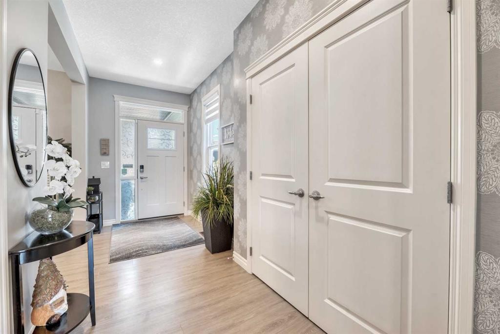 19 Crestbrook Link Sw, Calgary, AB