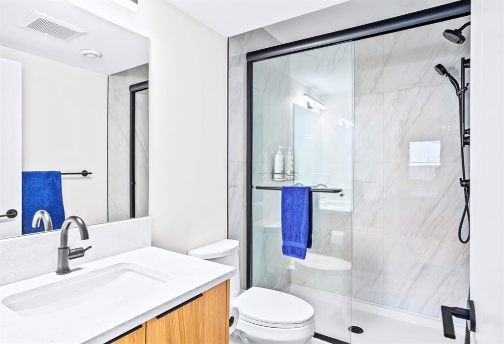 1-826 7Th Street, Canmore, AB - Indoor Photo Showing Bathroom