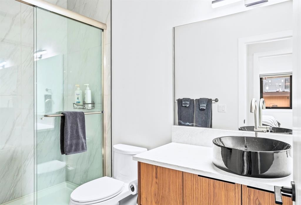 1-826 7Th Street, Canmore, AB - Indoor Photo Showing Bathroom