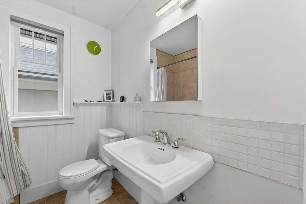 924 7A Street Nw, Calgary, AB - Indoor Photo Showing Bathroom