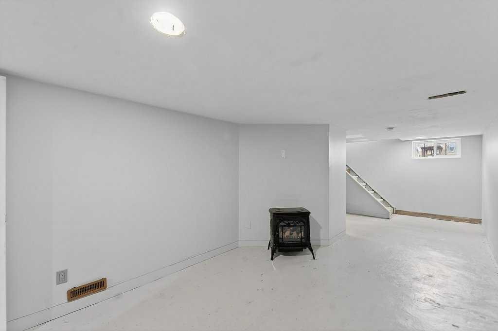 924 7A Street Nw, Calgary, AB - Indoor