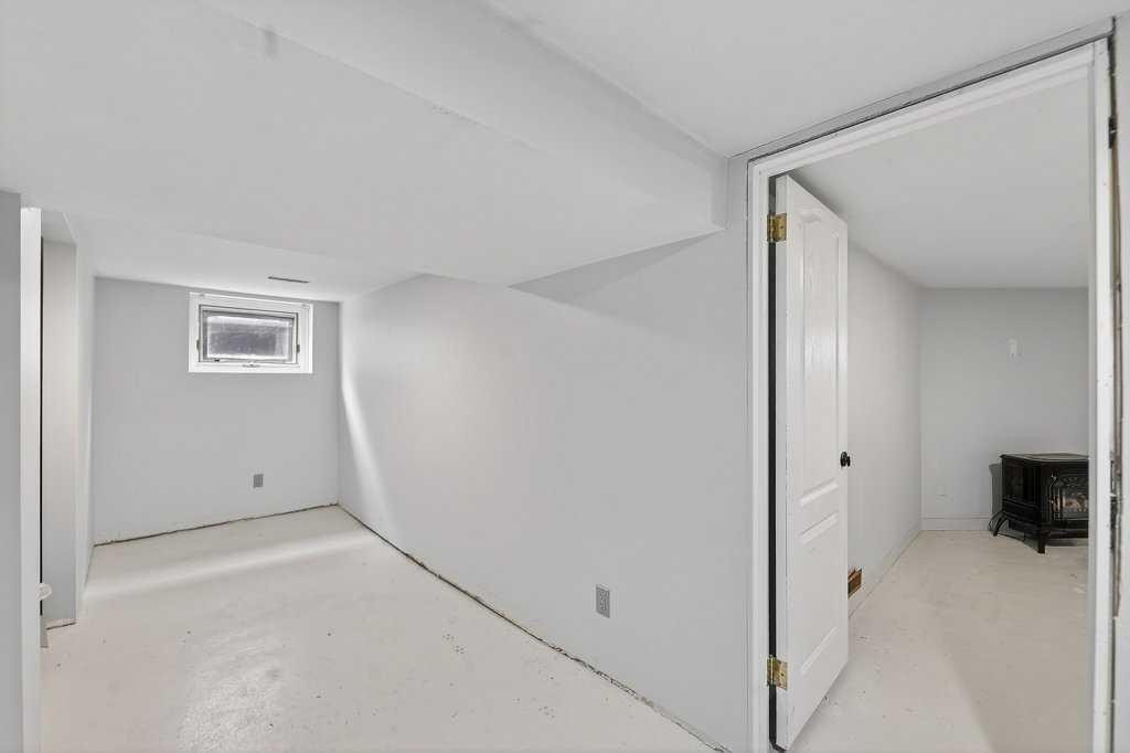 924 7A Street Nw, Calgary, AB - Indoor Photo Showing Other Room