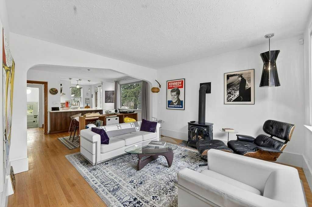 924 7A Street Nw, Calgary, AB - Indoor Photo Showing Living Room