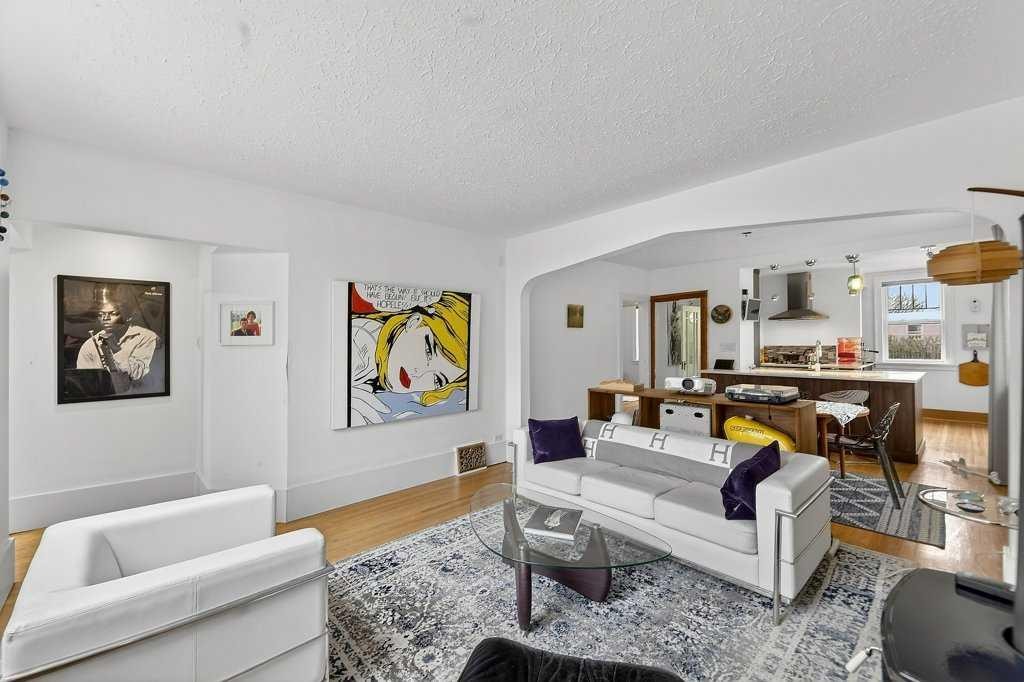 924 7A Street Nw, Calgary, AB - Indoor Photo Showing Living Room