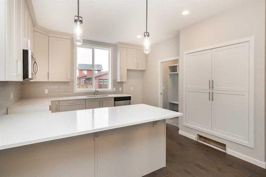 504 Kitstone Gate, Carstairs, AB - Indoor Photo Showing Kitchen