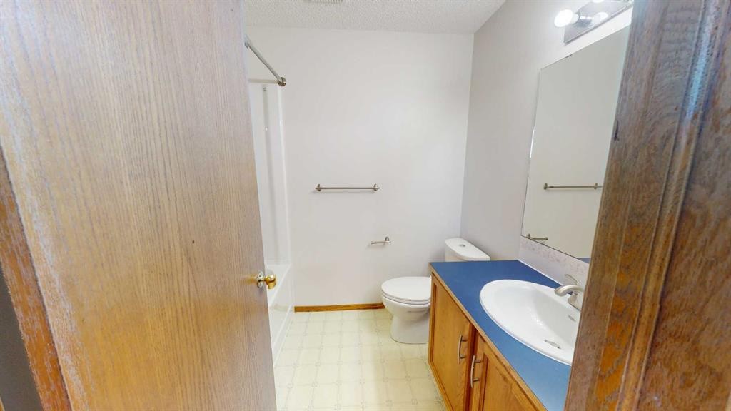 60 Sunmeadows Court Se, Calgary, AB - Indoor Photo Showing Bathroom
