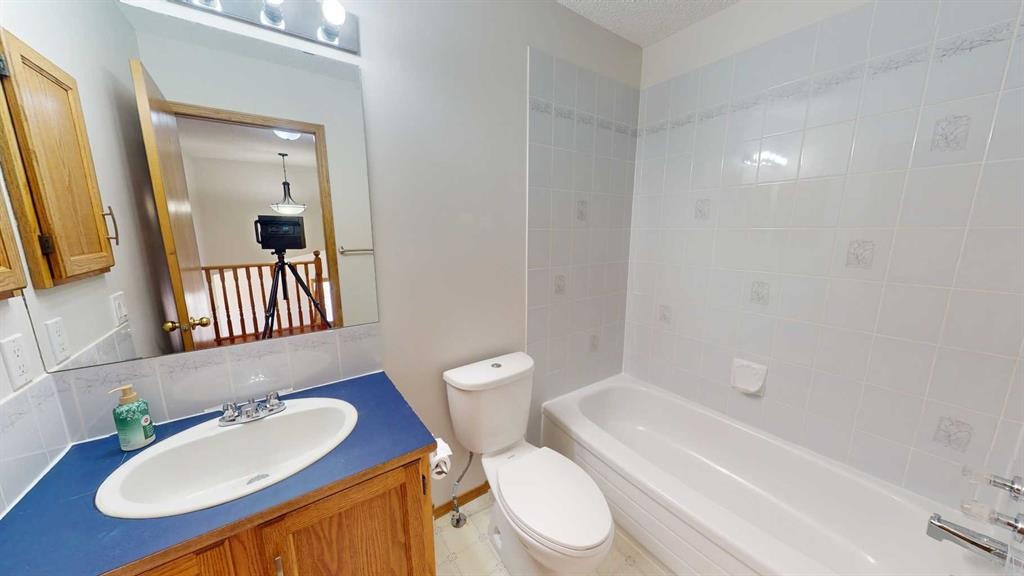 60 Sunmeadows Court Se, Calgary, AB - Indoor Photo Showing Bathroom